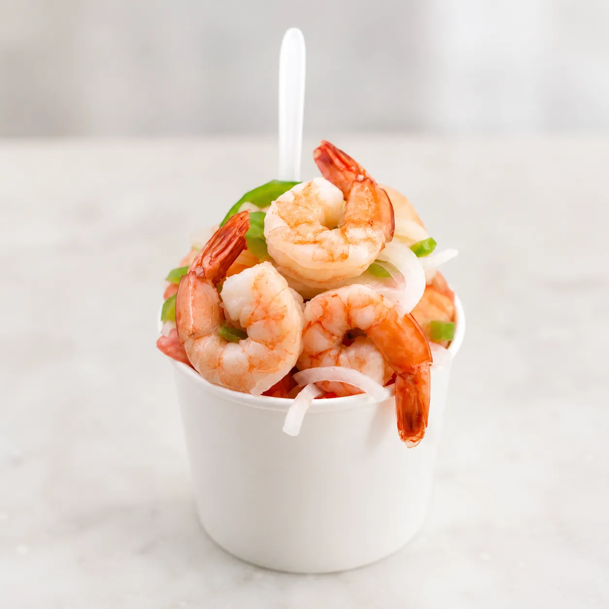 Shrimp salad with citrus, sweet pepper and onion